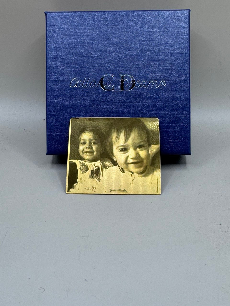 Ritratto Inciso su Ottone – Set da 2 Calamite Personalizzate