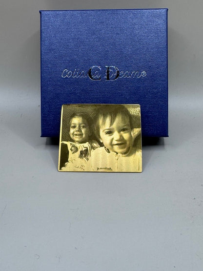 Ritratto Inciso su Ottone – Set da 2 Calamite Personalizzate