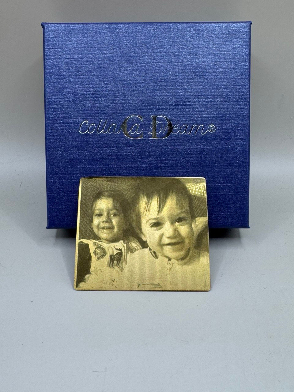 Ritratto Inciso su Ottone – Set da 2 Calamite Personalizzate